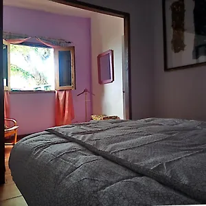 https://la-casa-violeta-muy-cerca-del-aeropuerto-tenerife-norte.adeje-hotels.com